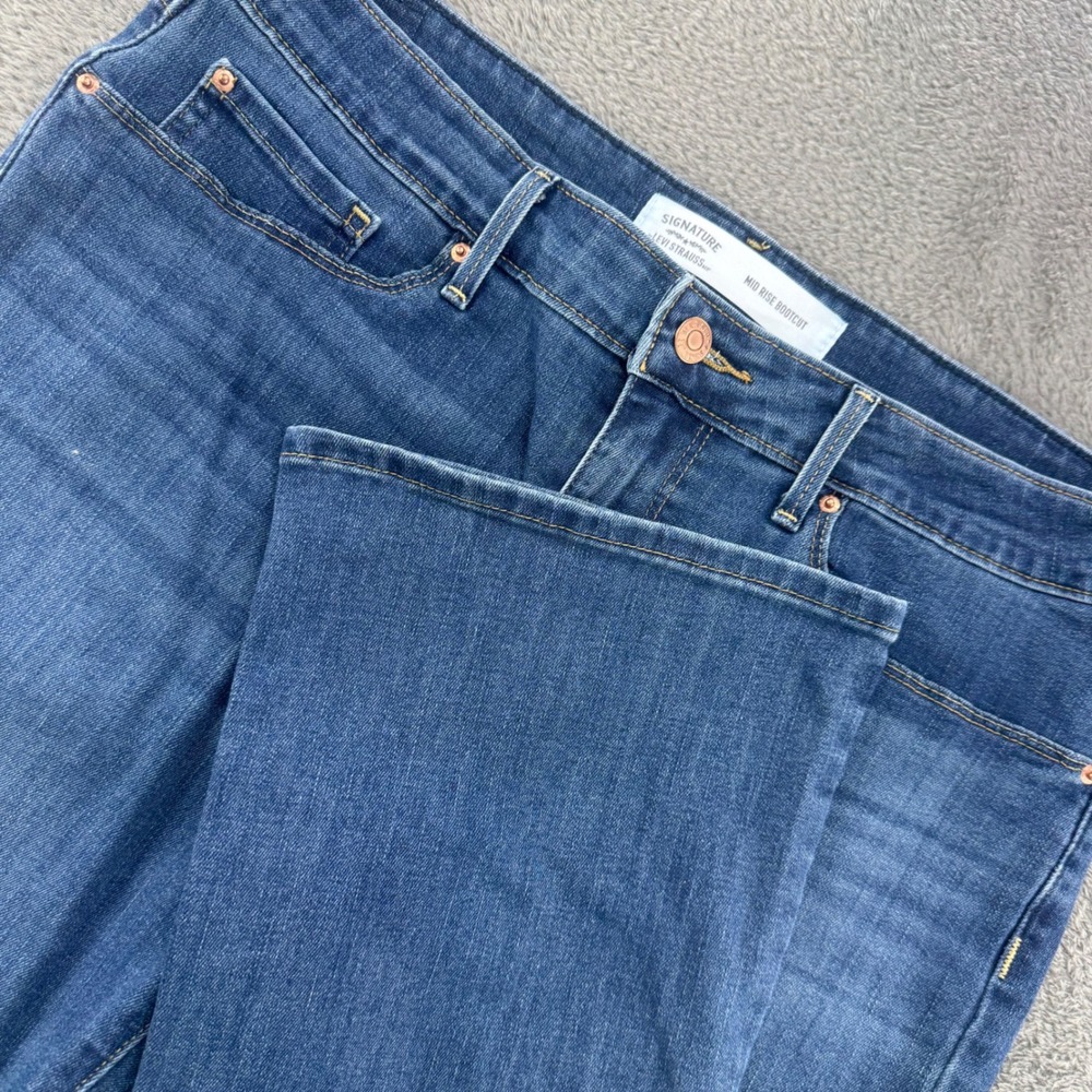 Signature Levi Strauss Bootcut Jean Women 33 Blue Excellent Mid Rise Medium